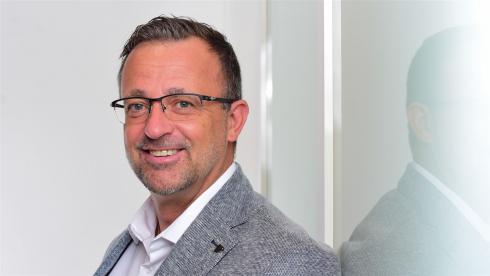 Kai Kienast, erfahrener Leadership Coach und HR-Berater, im professionellen Portrait mit hellem Hintergrund und freundlichem Blick