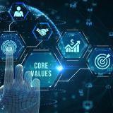 Digitale Hand berührt virtuelles Interface mit dem Begriff 'Core Values' und Symbolen für Führung, Zusammenarbeit, Effizienz, Wachstum und Zielorientierung – symbolisiert wertebasiertes Handeln