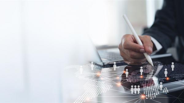 Hand mit Stylus arbeitet an digitaler Weltkarte mit vernetzten Personensymbolen – symbolisiert globale HR-Strategien, datenbasierte Personalprozesse und moderne Methoden der Personalarbeit
