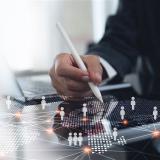 Hand mit Stylus arbeitet an digitaler Weltkarte mit vernetzten Personensymbolen – symbolisiert globale HR-Strategien, datenbasierte Personalprozesse und moderne Methoden der Personalarbeit