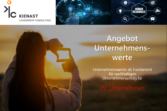 Angebotsbild Unternehmenswerte – Frau rahmt Sonnenuntergang mit Händen ein, symbolisiert Vision und Ausrichtung auf unternehmerische Werte