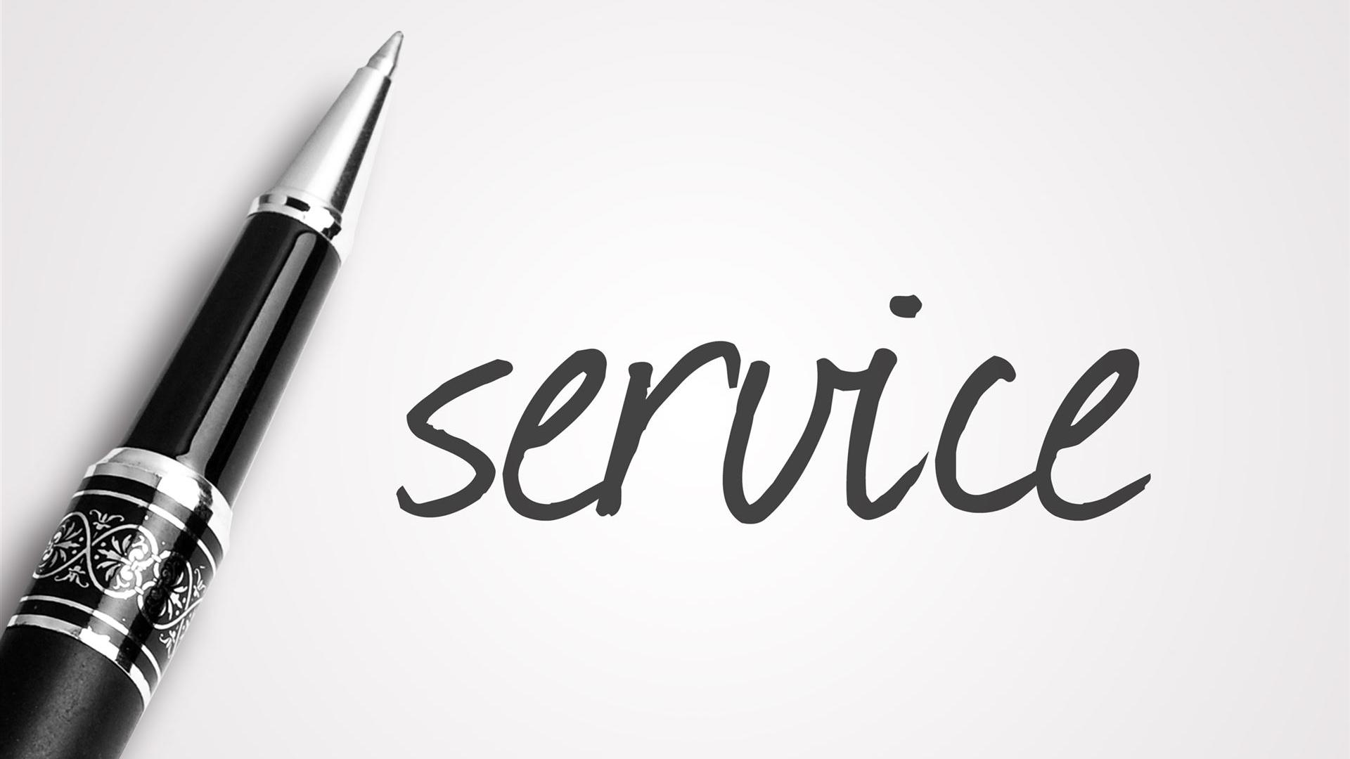 Füllfederhalter und das Wort 'Service' in handschriftlicher Schrift – steht für die serviceorientierte Haltung und verbindliche Beratungsstandards von Kienast Leadership Consulting