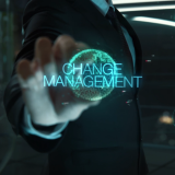 Businessperson berührt eine digitale Hologramm-Kugel mit der Aufschrift 'Change Management'
