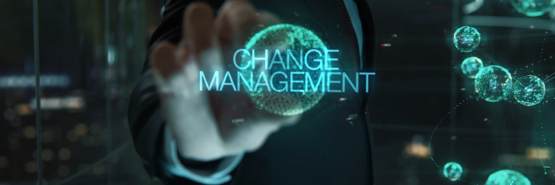 Businessperson berührt eine digitale Hologramm-Kugel mit der Aufschrift 'Change Management'