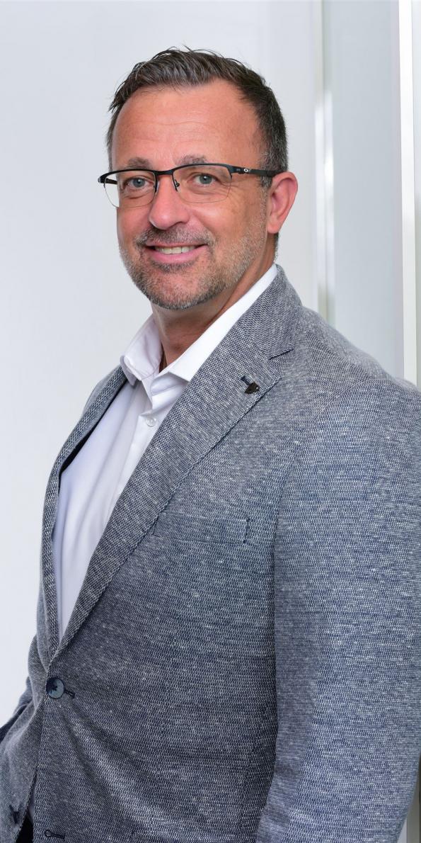 Kai Kienast, erfahrener Leadership Coach und HR-Berater, im professionellen Portrait mit hellem Hintergrund und freundlichem Blick